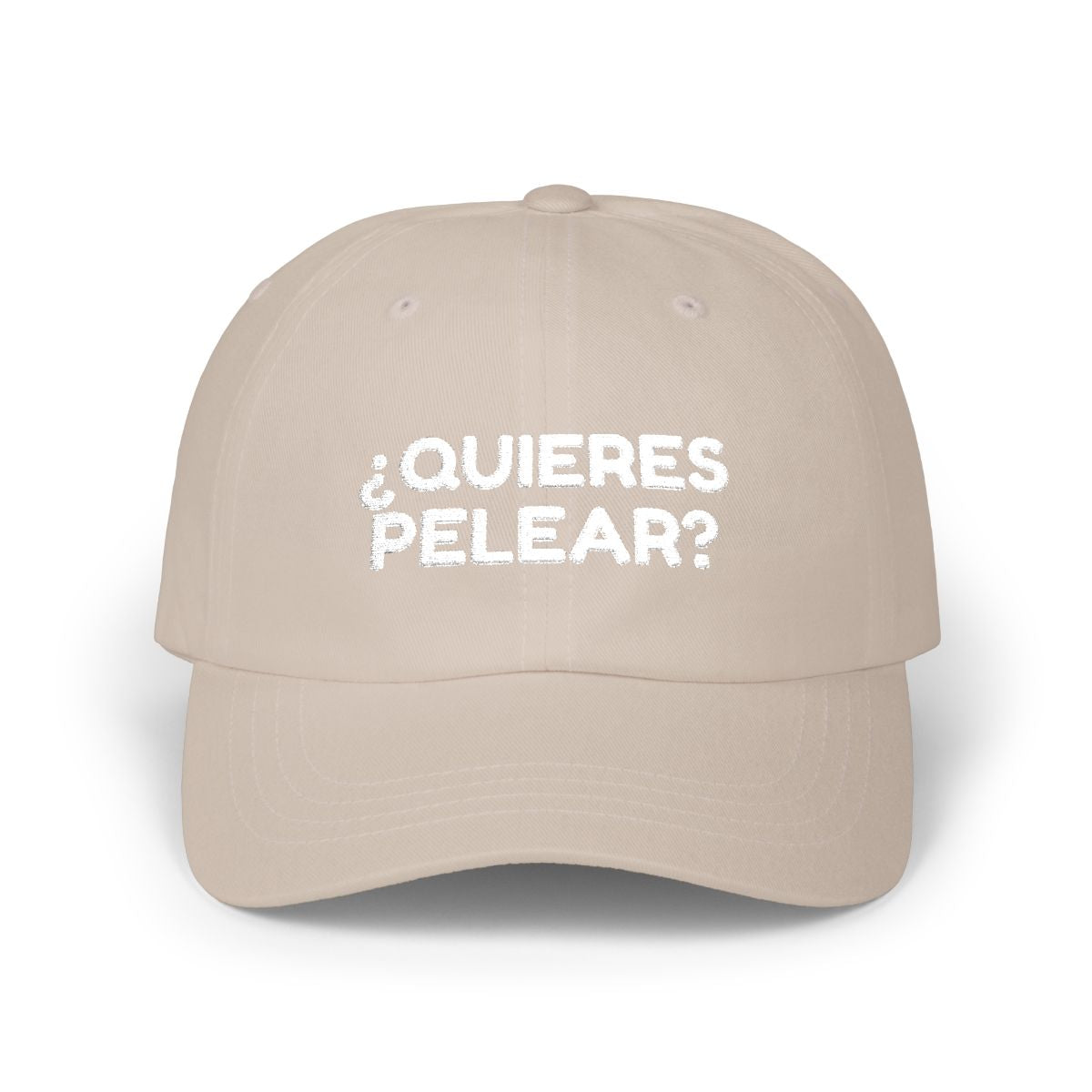 Beige dad cap with white “¿Quieres pelear?” embroidery on a white background.