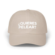 Beige dad cap with white “¿Quieres pelear?” embroidery on a white background.