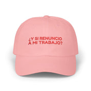 Pink dad cap with red “¿Y si renuncio a mi trabajo?” embroidery on a white background.