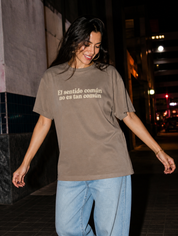 Lifestyle editorial photo — El Sentido Común No Es Tan Común T-Shirt, Faded Black